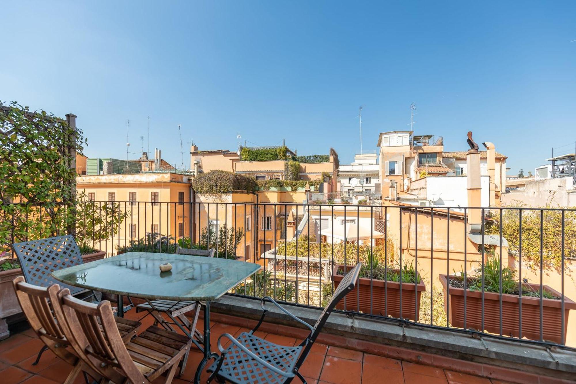 Apartamento Trevi Comfortable With Terrace | Romeloft Roma